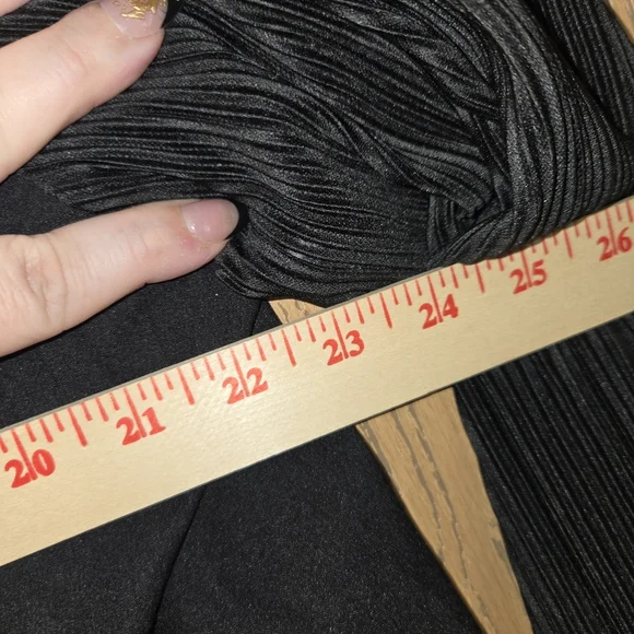 Elegant Black Blazer with Pleated Sleeves - Picture 6 of 7